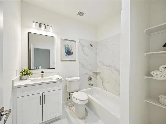 Secondary bathroom with a single vanity and a tub shower, Bianco Lane, Houston TX 77091