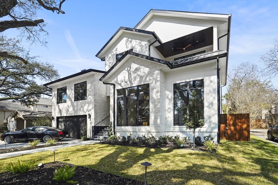 Houston home with aluminum windows installed by Royal Windoor