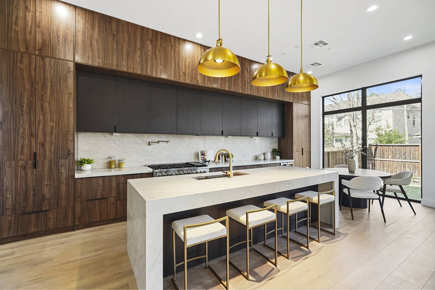 Houston kitchen with aluminum windows, Royal Windoor guide library
