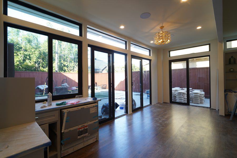 Open-plan room with sliding doors and clerestory glazing, Houston TX 77025