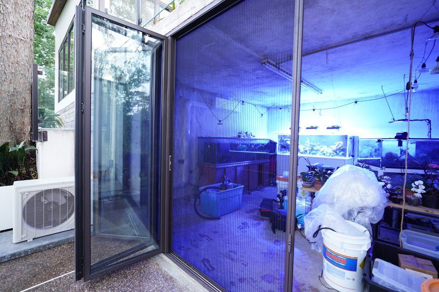 Open, the room and the courtyard as one space, Houston TX 77056