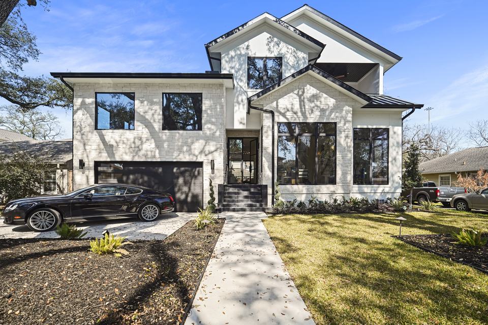 Modern white Houston home with Royal Windoor aluminum windows