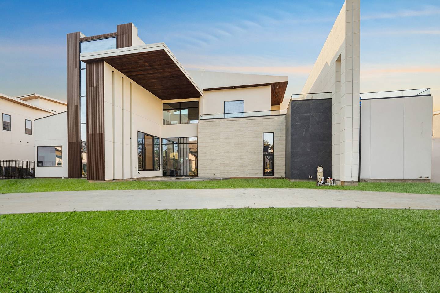 Modern waterfront home on Aria Isle Dr in The Woodlands with a double-height glazed entry and aluminum windows by Royal Windoor
